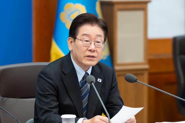 이재명 대통령 지지율 37.3%, 3주 만에 반등…국힘 40.9%·민주 36.2% 기사 이미지