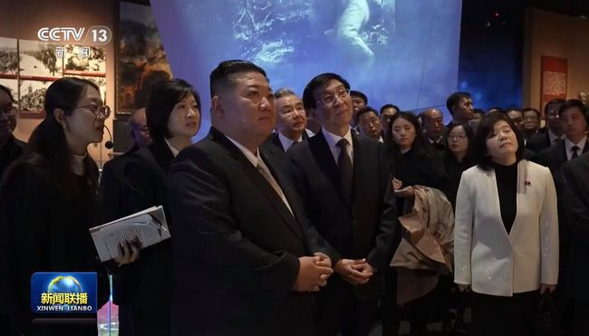 김정은, '당일치기' 전격 방중 마치고 귀국…시진핑 대신 서열 4위 왕후닝 만나 기사 이미지