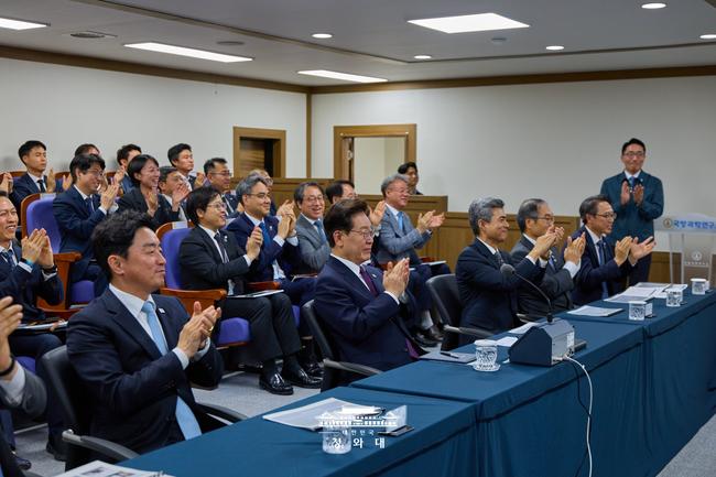 이재명 대통령, 국산 극초음속 활공비행체 첫 시험발사 참관 기사 이미지